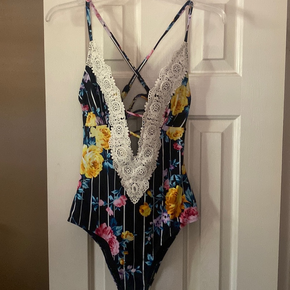 Brand new never worn Cupshe swimsuit